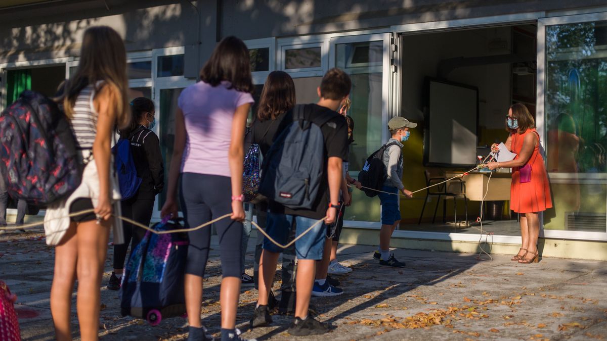 Zdjęcie dnia. Powrót do szkół we Włoszech, czyli maseczki i sznurek w kolejce 1
