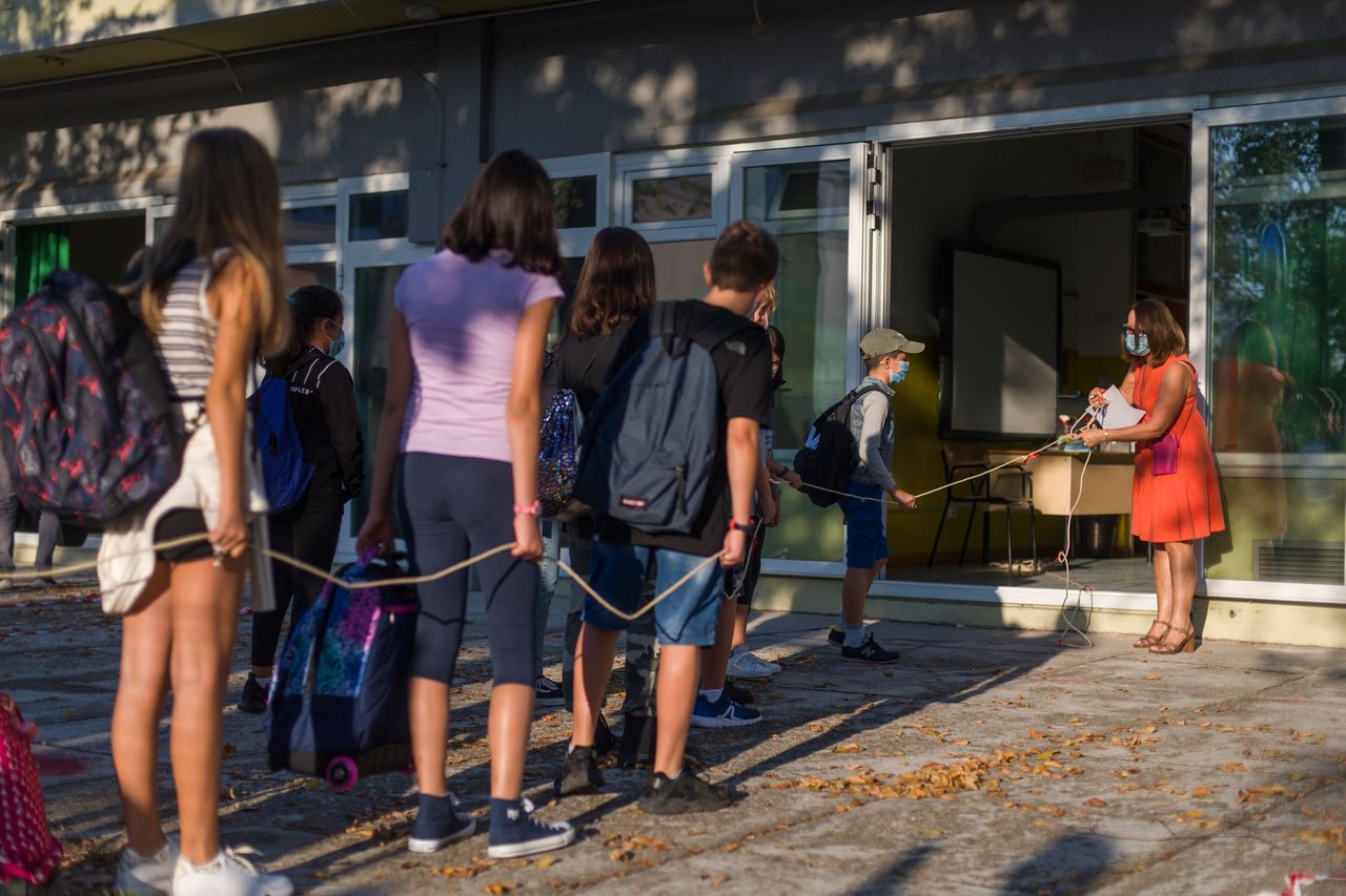 Zdjęcie dnia. Powrót do szkół we Włoszech, czyli maseczki i sznurek w kolejce