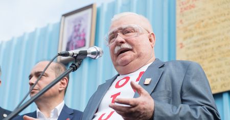Białoruś. Lech Wałęsa do protestujących: niech bestii nie przypierają do muru, bo machnie