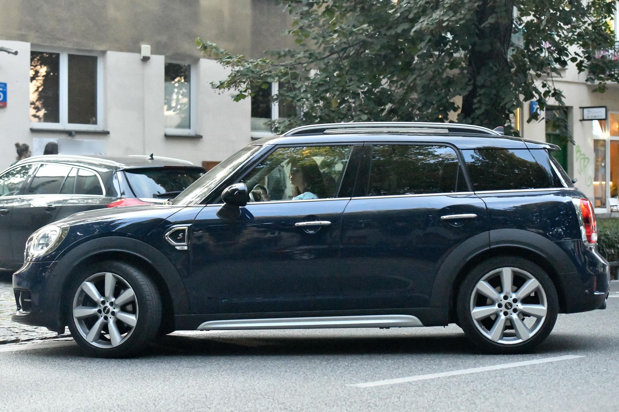 Viola Kołakowska znów parkuje na zakazie