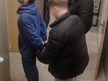 Warszawa: Złodziej seryjnie włamywał się do komórek lokatorskich. Policjanci zatrzymali 34-latka