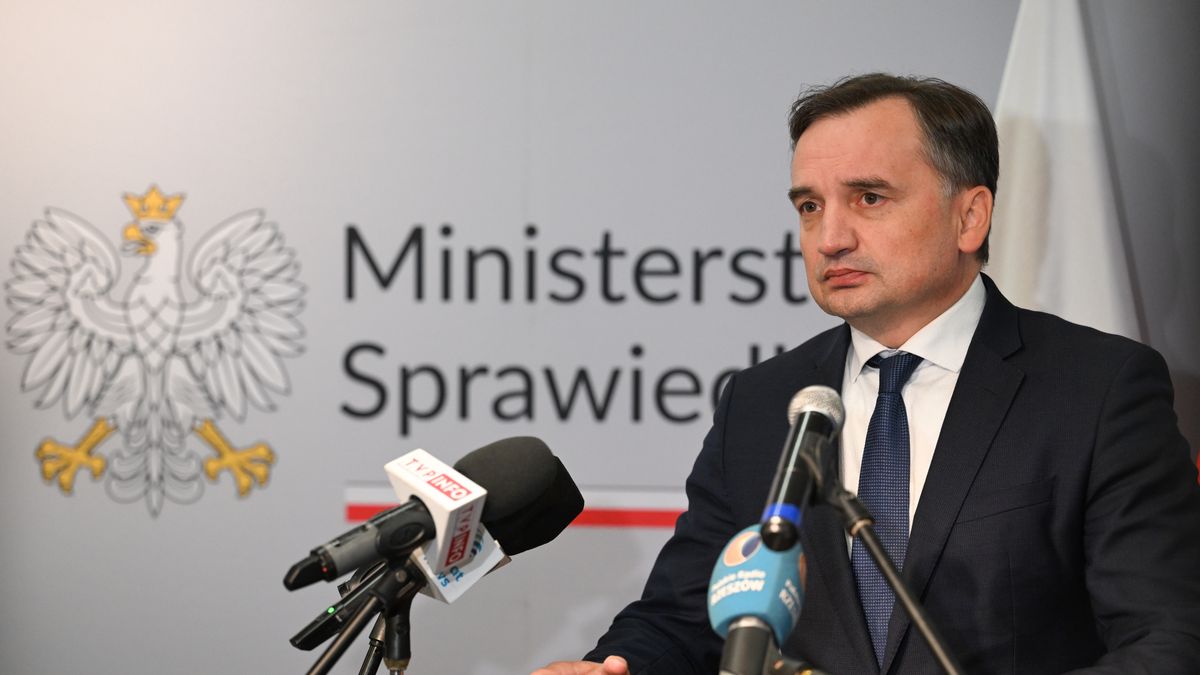 Strzyżów, 10.10.2023. Minister sprawiedliwości, prokurator generalny Zbigniew Ziobro podczas uroczystości przekazania gruntu pod budowę siedziby Sądu Rejonowego, 10 bm. w Strzyżowie. (amb) PAP/Darek Delmanowicz