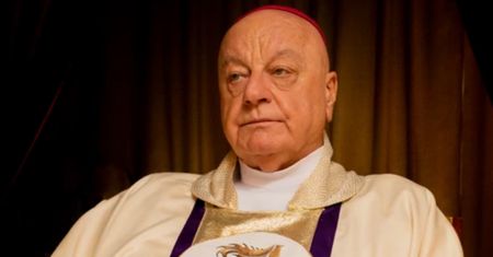 "Ekler". Może być skandal. Pierwszy zwiastun serialu parodiującego Rydzyka