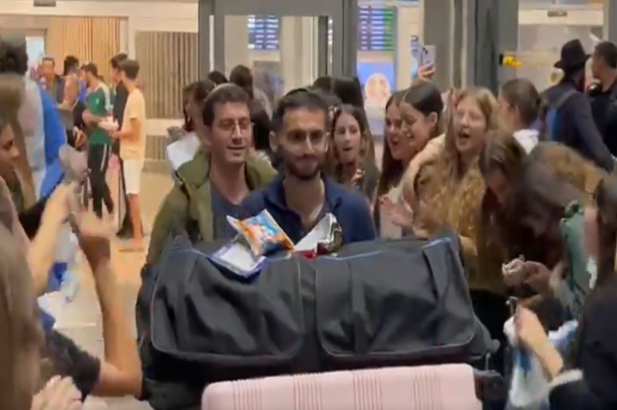Israel: unusual scenes at the airport. This is how they welcome soldiers