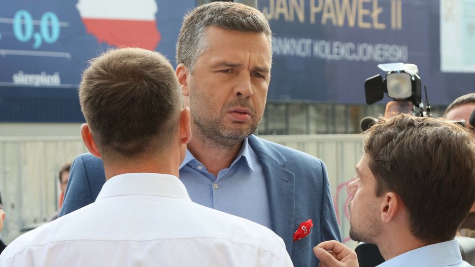 Michał Rachoń próbował się dopchać do Donalda Tuska pod budynkiem TVP