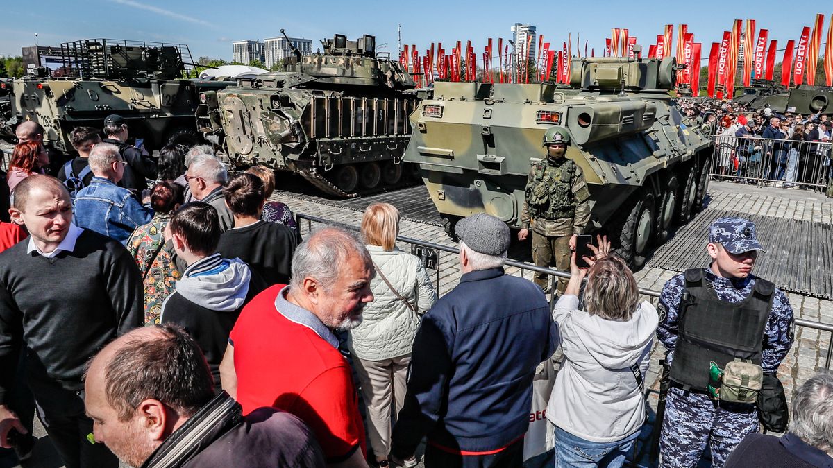 People look at a US-made M2 Bradley (C) infantry fighting vehicle captured by Russian troops during Russia's 'special military operation' in Ukraine, at an exhibition on the Poklonnaya Hill in Moscow, 01 May 2024. The exhibition, organized by the Russian Defense Ministry, opened on 01 May and will last for a month. The display features more than 30 samples of equipment made in several countries, including the USA, Britain, Germany, France, Turkey, Sweden, Czech Republic, South Africa, Finland, Australia, Austria and Ukraine. On 24 February 2022, Russian troops entered Ukrainian territory in what the Russian president declared a 'special military operation', starting an armed conflict that has provoked destruction and a humanitarian crisis. EPA/YURI KOCHETKOV Dostawca: PAP/EPA.
