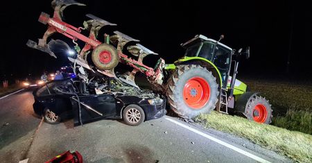 Samochód wbił się pod pług. Strażacy działali kilka godzin