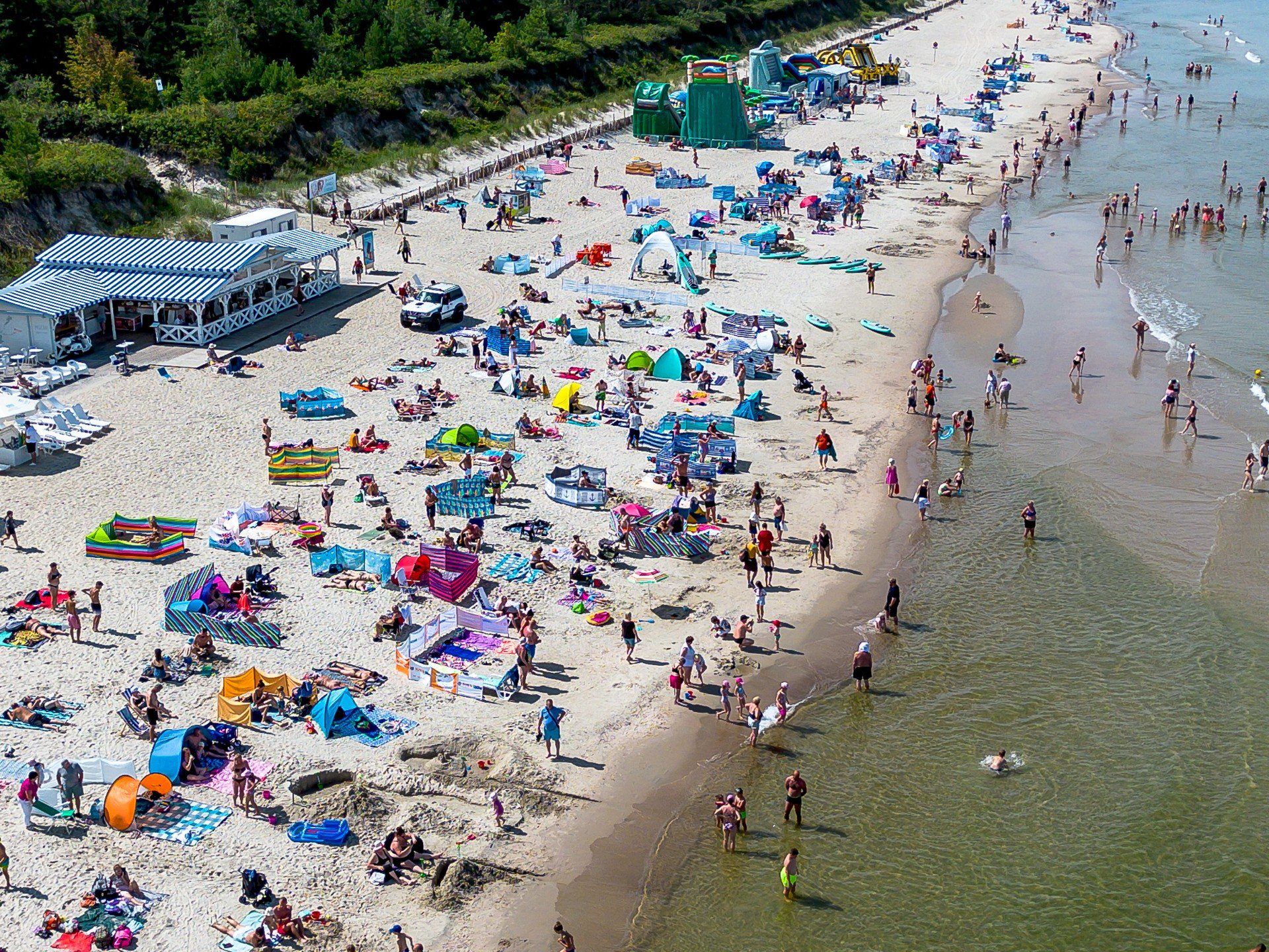 Wyjazdy na wakacje w Polsce stają się normą, nawet gdy pogoda nie dopisuje