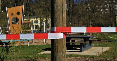 Uznali, że skoro z placu zabaw nie korzystają dzieci, to mogą się tam spotkać na piwo