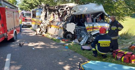 Mierzyno. Autobus zderzył się z autem i wjechał w drzewo. Zginęły 3 osoby
