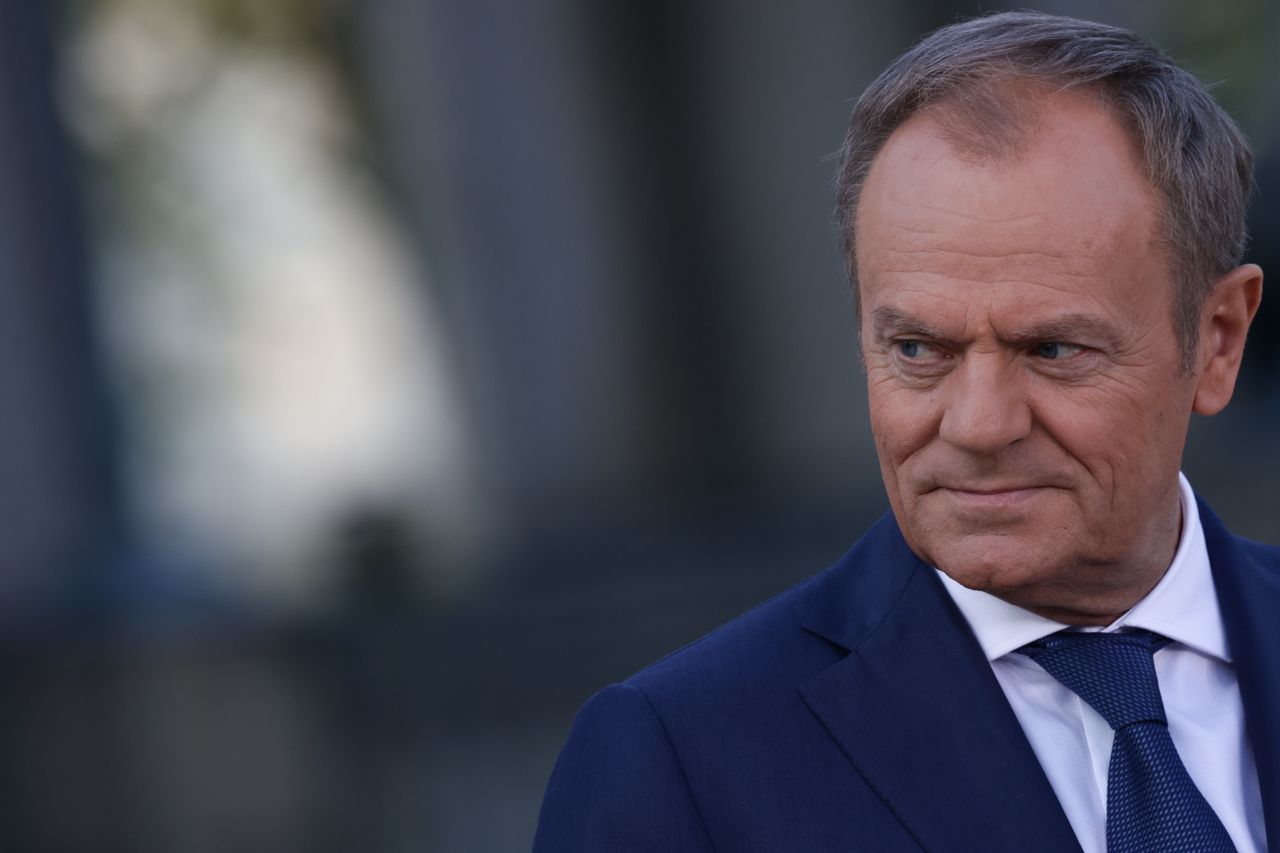 "Rasistowska histeria". Tusk reaguje na akcję PiS