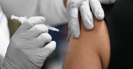 Szczepienia i skutki uboczne. EMA o szczepionce Comirnaty