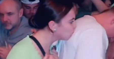 Kobieta nagrana na imprezie. Jej ofiary nie miały o niczym pojęcia