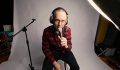 Krzysztof Gonciarz opowiada o emigracji w kampanii społecznej Centrum Edukacji Obywatelskiej "Ponad Granicami"