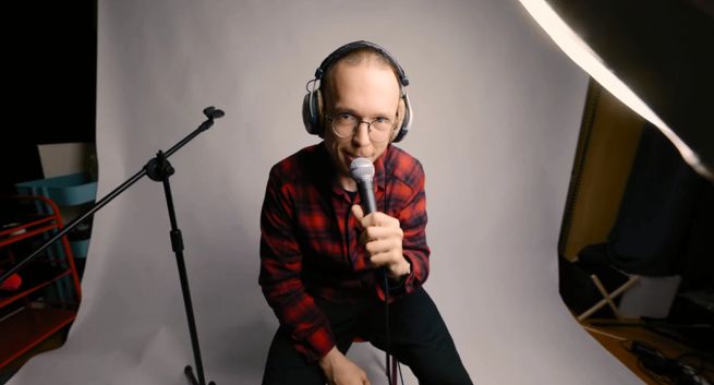 Krzysztof Gonciarz opowiada o emigracji w kampanii społecznej Centrum Edukacji Obywatelskiej "Ponad Granicami"