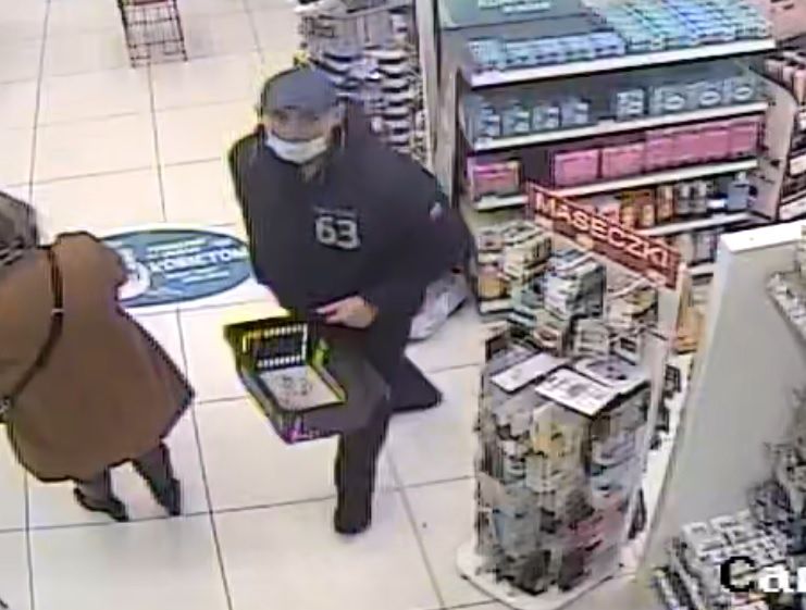 Kradzież perfum w Rossmannie