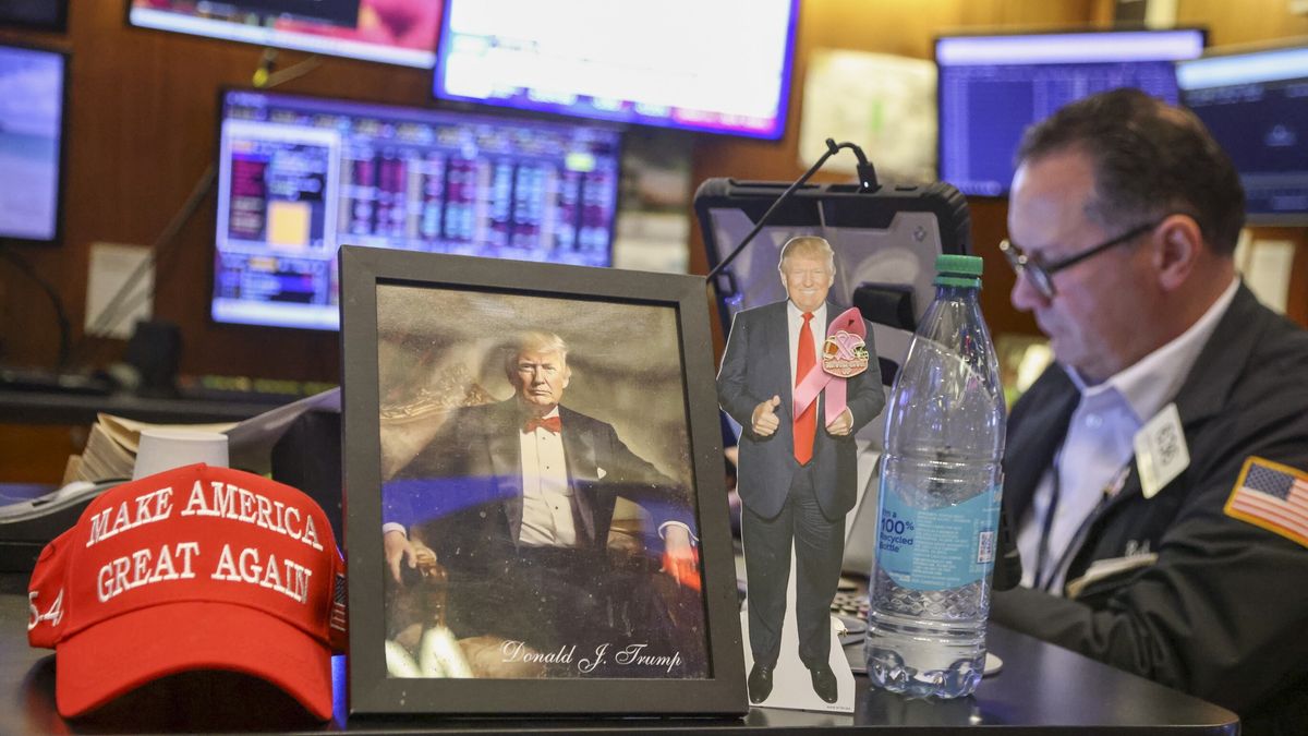 New York Stock Exchange opening bell
epa12887414 A portrait of US President Donald Trump is on display as a trader works on the New York Stock exchange floor after the opening bell in New York, New York, USA, 13 April 2026.  EPA/SARAH YENESEL 
Dostawca: PAP/EPA.
SARAH YENESEL
NYSE, stock exchange, stock, market, economy