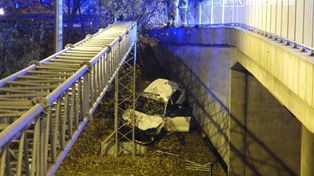 Warszawa: Kierująca Audi spadła z wiaduktu prawie na trasę S8. Porzuciła pojazd i uciekła pieszo