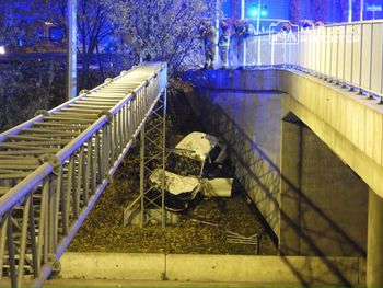 Warszawa: Kierująca Audi spadła z wiaduktu prawie na trasę S8. Porzuciła pojazd i uciekła pieszo