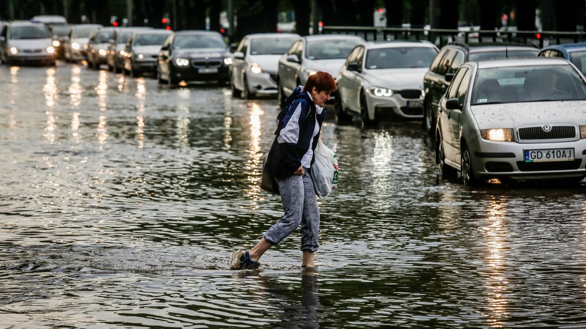 Większa burza i ulice miast błyskawicznie zamieniają się w rwące potoki. 