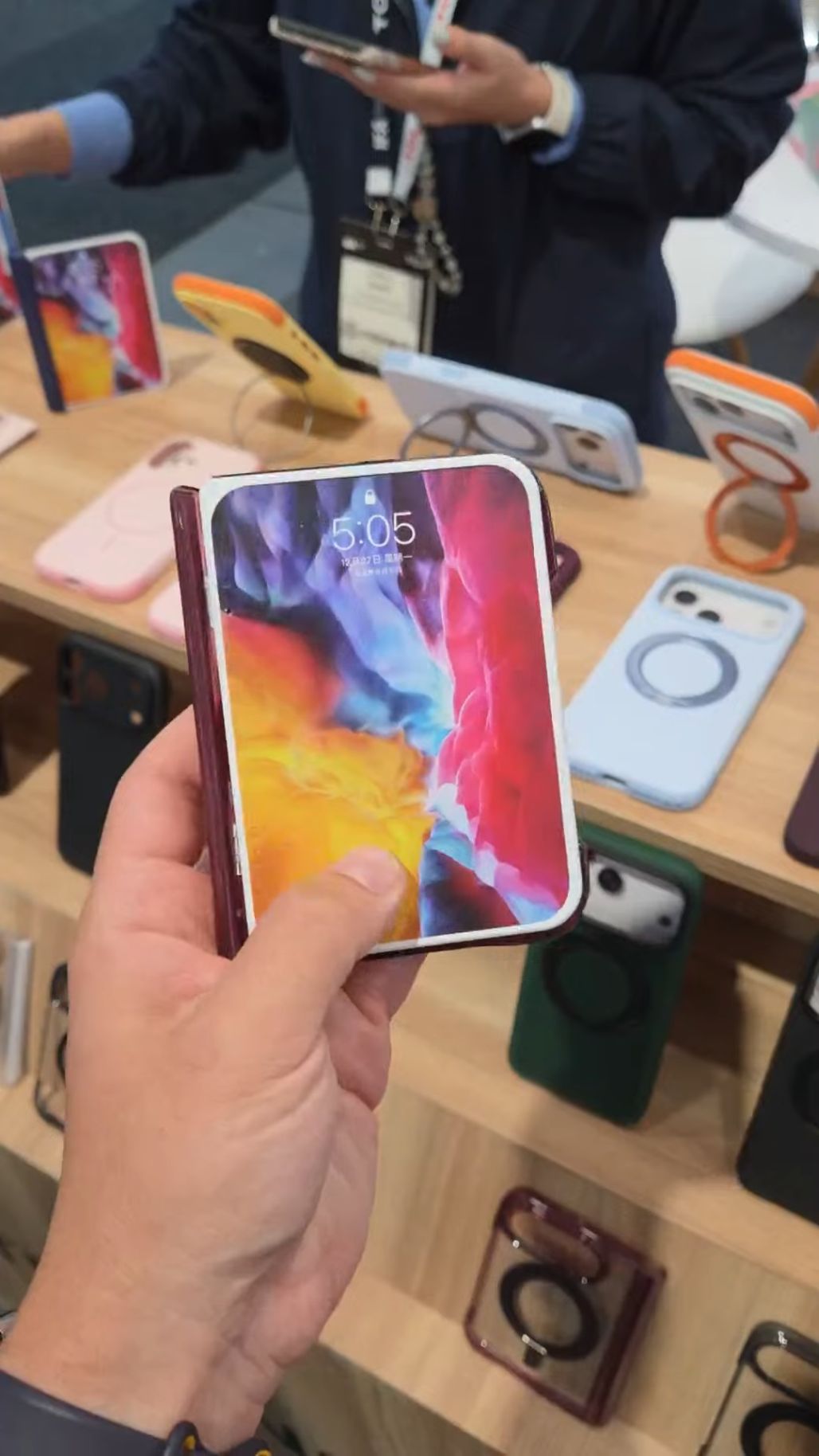 Atrapa składanego iPhone'a na IFA 2026