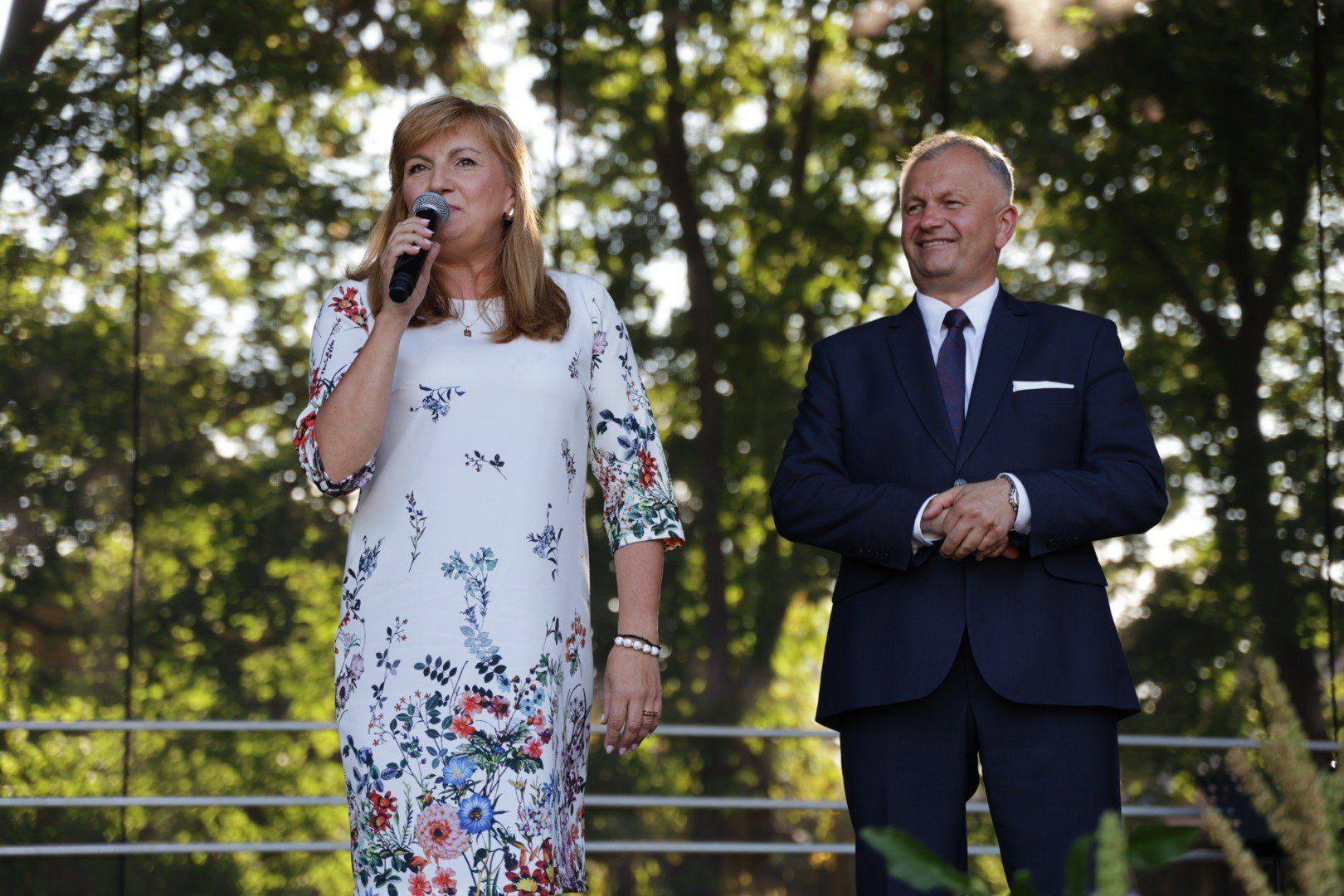 Przemawia Anita Koniusz, członek zarządu województwa świętokrzyskiego, obok burmistrz Połańca Jacek Nowak. 