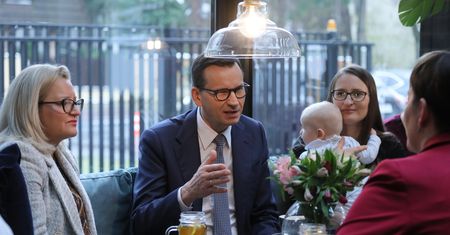 Karkołomna misja Morawieckiego. "Jak student, który chce napisać szybko pracę"