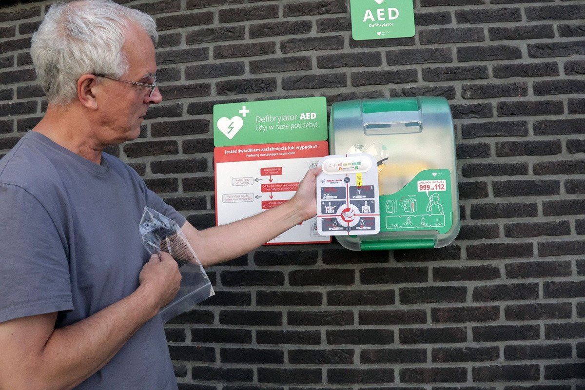 Defibrylator AED zainstalowano na ścianie SDK "Atrium" w Legnicy. Spółdzielnia Mieszkaniowa "Piekary" inwestuje w bezpieczeństwo mieszkańców