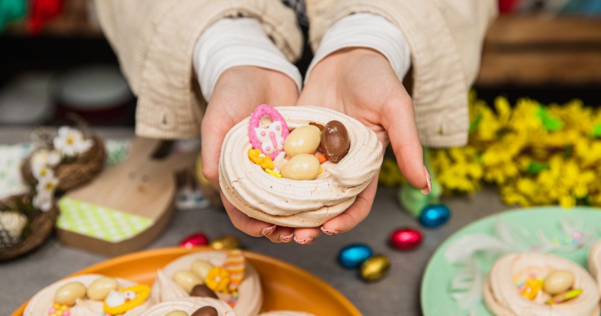 Połącz kilka produktów i zrób urocze gniazdka bezowe. Od razu zwrócą uwagę na wielkanocnym stole