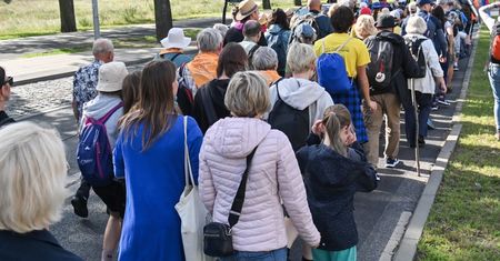 Tłum idzie przez Polskę. "Teraz jest nas trzy razy więcej"