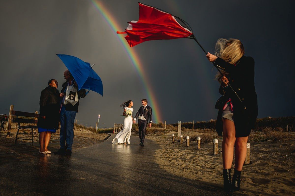 Wśród wyróżnionych zdjęć każdy znajdzie coś dla siebie, co udowadnia jak bogatą dziedziną fotografii jest fotografia ślubna. Znalazły się tu są zarówno eleganckie czarno białe portrety jak i szalone kolorowe zdjęcia z wesela. Zachęcamy do przejrzenia galerii konkretnych autorów, które mogą wnieść jeszcze więcej kontekstu i pokazują naprawdę dobry warsztat fotografów ślubnych.