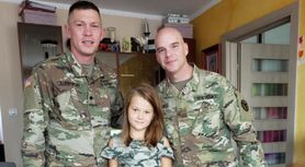 Amerykańscy żołnierze pomagają w zbiórce pieniędzy dla chorej Michaliny Kozłowskiej z Giżycka