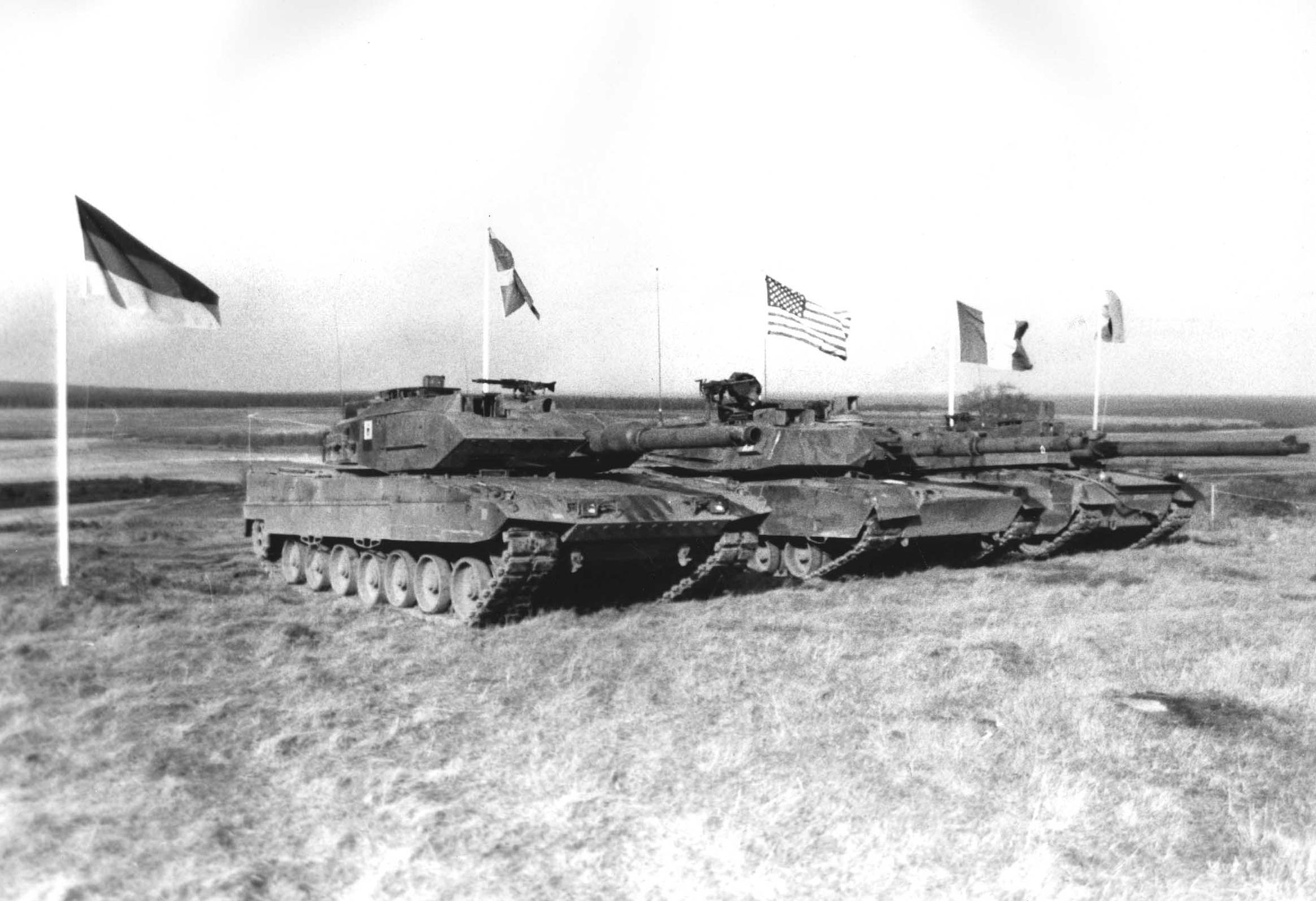 Leopard 2, M1 Abrams i AMX-56 Leclerc razem na archiwalnym zdjęciu wykonanym podczas oceny przydatności bojowej w 1993 roku.