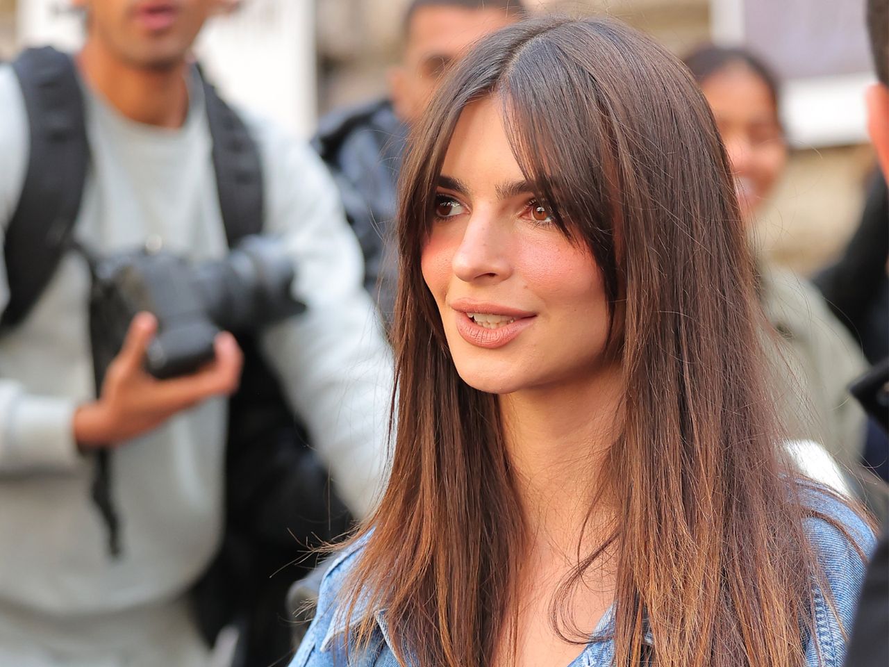 Emily Ratajkowski w spodniach w panterkę i swetrze z wizerunkiem Prince’a. Czy to udany zestaw?