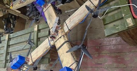 Dron z desek i śmieci frontowych. Tym Rosjanie atakują Ukraińców