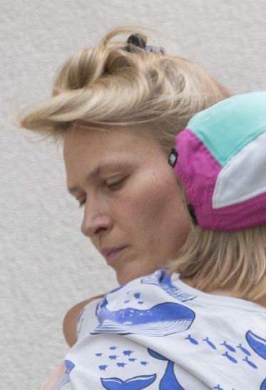 Agnieszka Żulewska bawi się z synem w parku