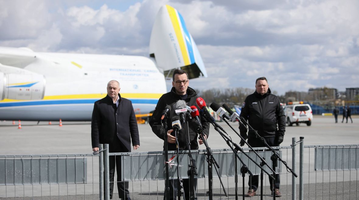 Mateusz Morawiecki (pośrodku) i  Jacek Sasin (z lewej) i  prezes KGHM Polska Miedź Marcin Chludziński witają największy samolot świata, który przywiózł do Polski chińskie maseczki. Okazały się bezużyteczne. 14 kwietnia 2020 roku