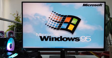 Uruchomił Windows 95 na Ryzen 9 9900X. Wstaje szybciej niż wasz Windows 11