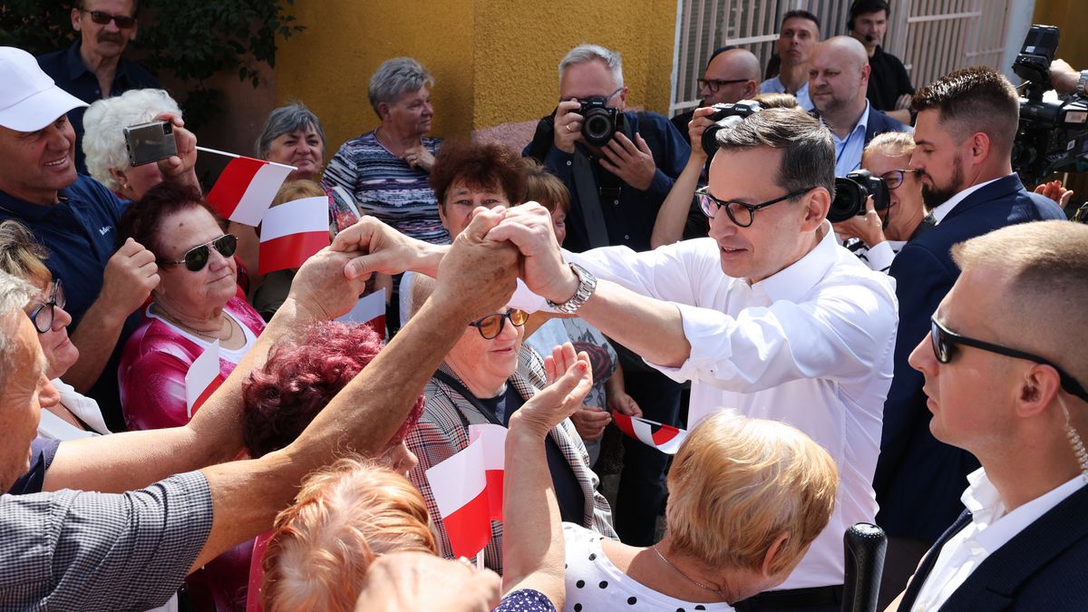 Tomaszów Mazowiecki, 04.09.2023. Premier Mateusz Morawiecki (3P) podczas spotkania z mieszkańcami po konferencji prasowej na osiedlu Niebrów w Tomaszowie Mazowieckim, 4 bm. Konferencja dot. m.in. nowego programu PiS "Przyjazne Osiedle", obejmującego kompleksową modernizację bloków z wielkiej płyty. (jm) PAP/Marian Zubrzycki