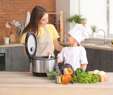 Roboty kuchenne z funkcją gotowania. Popularne modele do 1,5 tys. zł