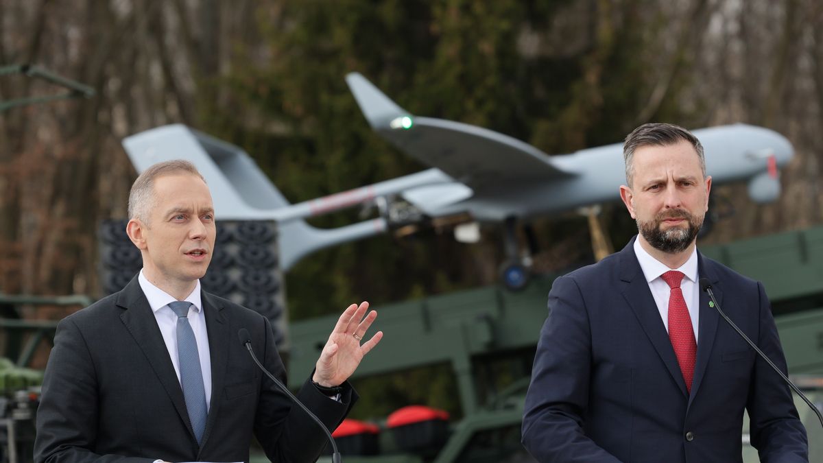 Warszawa, 19.03.2026. Wicepremier, minister obrony narodowej Władysław Kosiniak-Kamysz (P) oraz sekretarz stanu w MON Cezary Tomczyk (L) podczas uroczystości podpisania umowy powołującej Ośrodek Systemów Autonomicznych (OSA), 19 bm. na terenie Instytutu Technicznego Wojsk Lotniczych w Warszawie. Ośrodek będzie działał jako centrum naukowo-przemysłowe tworzone przez wojskowe instytuty badawcze, Instytut Badawczy IDEAS oraz Polską Grupę Zbrojeniową S.A., z Instytutem Technicznym Wojsk Lotniczych jako liderem. (jm) PAP/Paweł Supernak