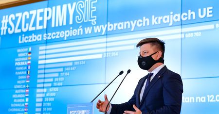 Koronawirus w Polsce. Szef KPRM tłumaczy różnicę między galeriami i restauracjami
