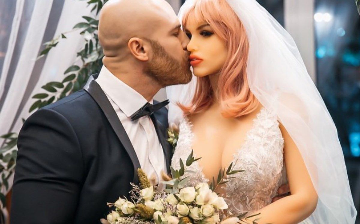 Poślubił lalkę, zdradził ją i wziął rozwód. Teraz żyje w plastikowym  trójkącie - o2