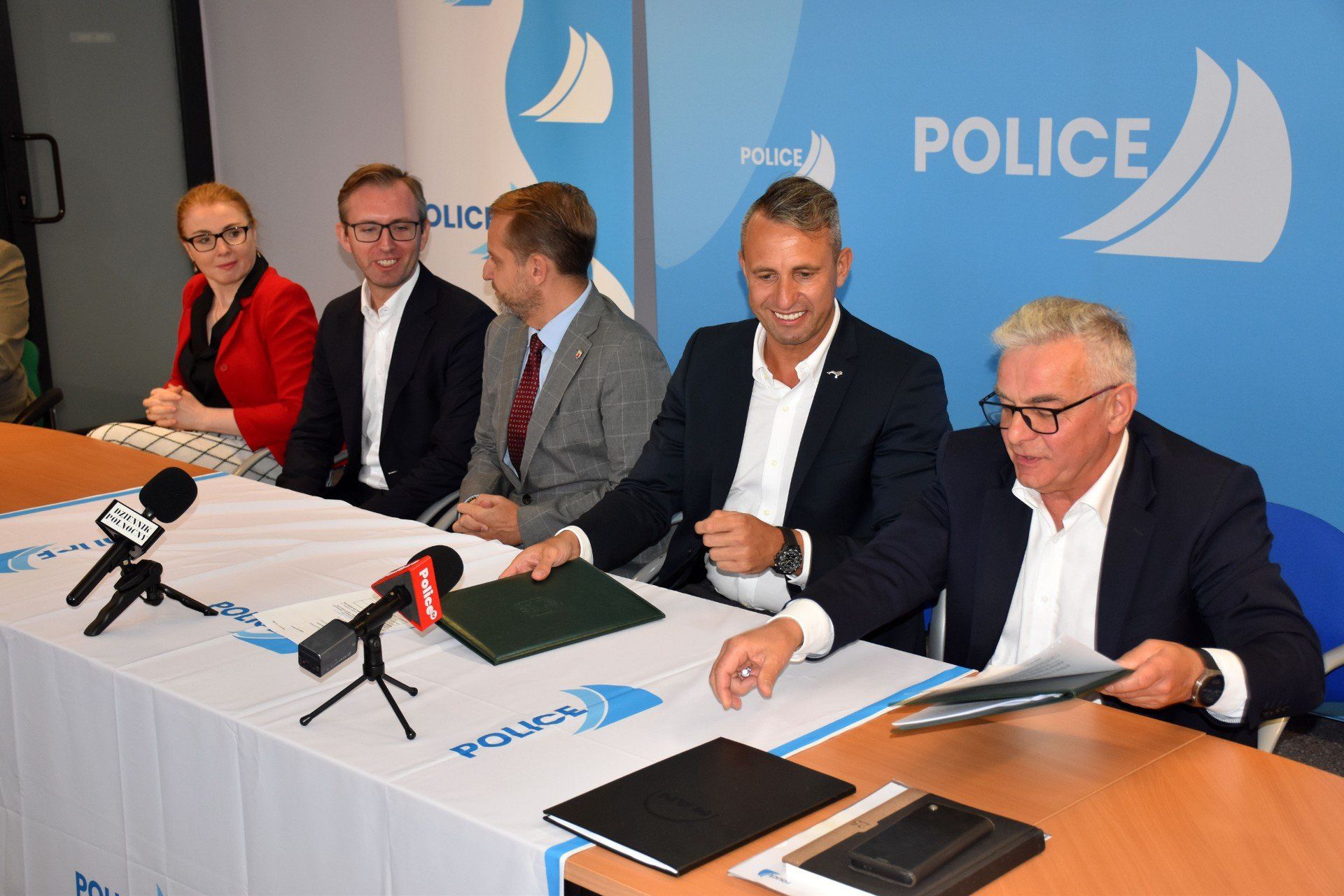 W finalizowaniu transakcji uczestniczył Krystian Kowalewski, burmistrz Polic, Magdalena Sosnowska i Grzegorz Ufniarz, z-cy burmistrza, Łukasz Kadłubowski wiceprezydent Szczecina oraz Marta Chmolewska, kierownik sprzedaży M.A.N. Polska