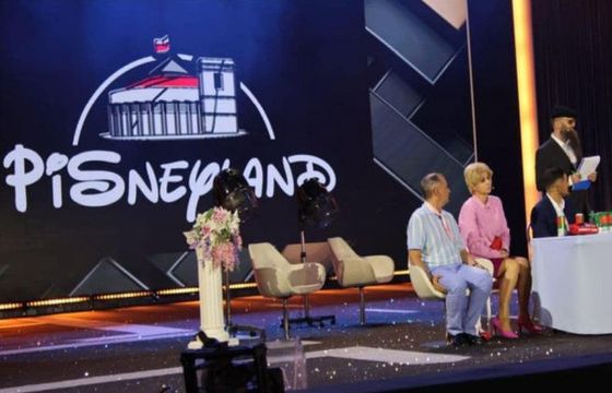 Drwiny z PiS-u na scenie. Polsat wyciął skecze o Morawieckim i Sasinie. "Nigdy wcześniej tego nie robili"