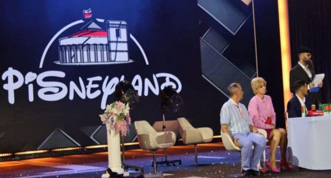 Drwiny z PiS-u na scenie. Polsat wyciął skecze o Morawieckim i Sasinie. "Nigdy wcześniej tego nie robili"