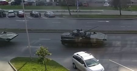 Kolumna czołgów jedzie w kierunku centrum Mińska. Protesty w stolicy Białorusi w dniu urodzin Łukaszenki