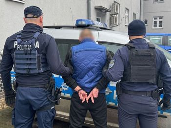 Milicz: Zdemolował sklep i wybiegł z łupem