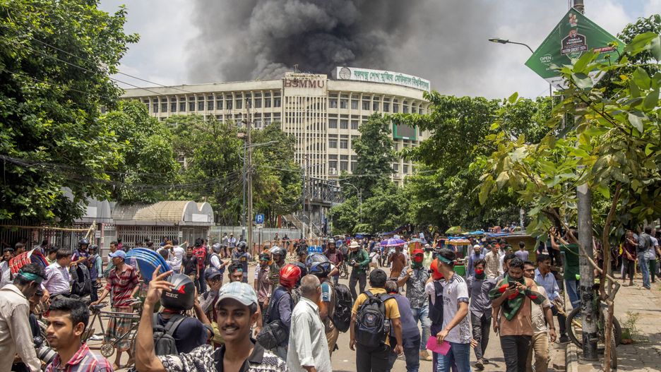 epaselect epa11524705 Black smoke rises from the Bangabandhu Sheikh Mujib Medical University (BSMMU) during clashes between protesters and Awami League members, on the first day of the non-cooperation movement at Dhaka University campus in Dhaka, Bangladesh, 04 August 2024. The Anti-Discrimination Student Movement organizers are demanding the resignation of the current government. Dhaka authorities have imposed a new curfew starting 06:00 p.m. local time on 04 August. As casualties mounted and law enforcement struggled to contain the unrest, the Bangladeshi government on 20 July 2024 had imposed an initial nationwide curfew and deployed military forces after violence broke out in Dhaka and other regions following student-led protests demanding reforms to the government's job quota system. EPA/MONIRUL ALAM Dostawca: PAP/EPA.