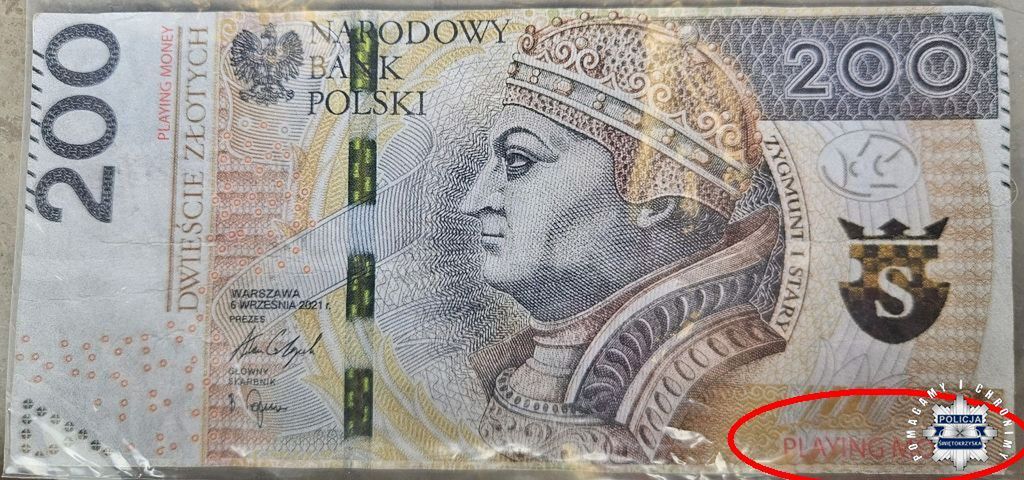 Zapłacił za zakupy banknotem prezentowym. Dotarła do niego policja